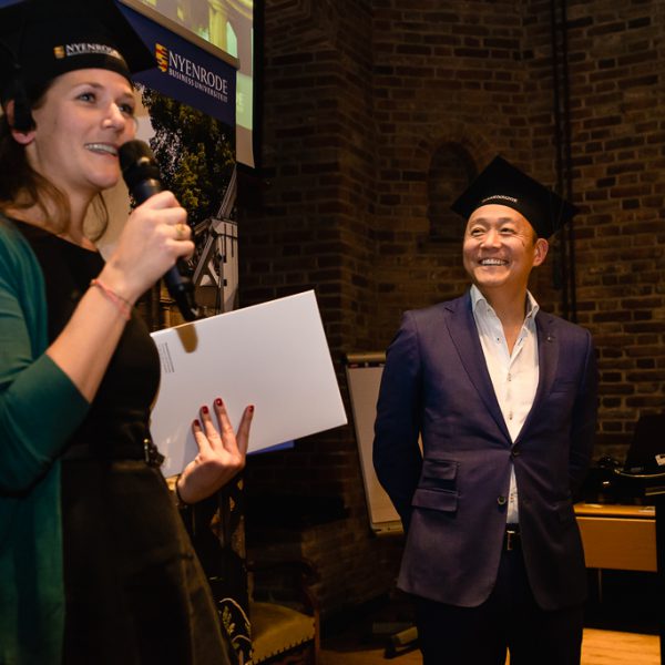 Afstudeer praatje, Diploma uitreiking fotograferen bij FMA opleiding van de Nyenrode Business University, evenement fotografie, event photography, foto door Sandra Stokmans Fotografie