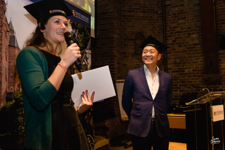 Afstudeer praatje, Diploma uitreiking fotograferen bij FMA opleiding van de Nyenrode Business University, evenement fotografie, event photography, foto door Sandra Stokmans Fotografie