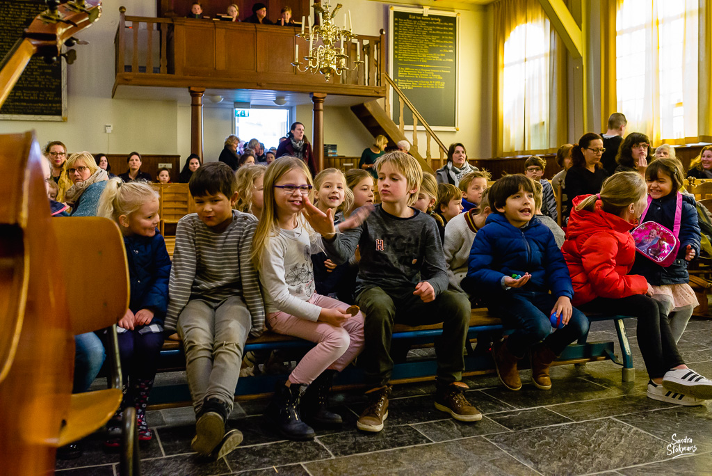 Binnenkomst Concert in Tienhoven fotograferen, documentaire reportage fotografie, foto door Sandra Stokmans Fotografie