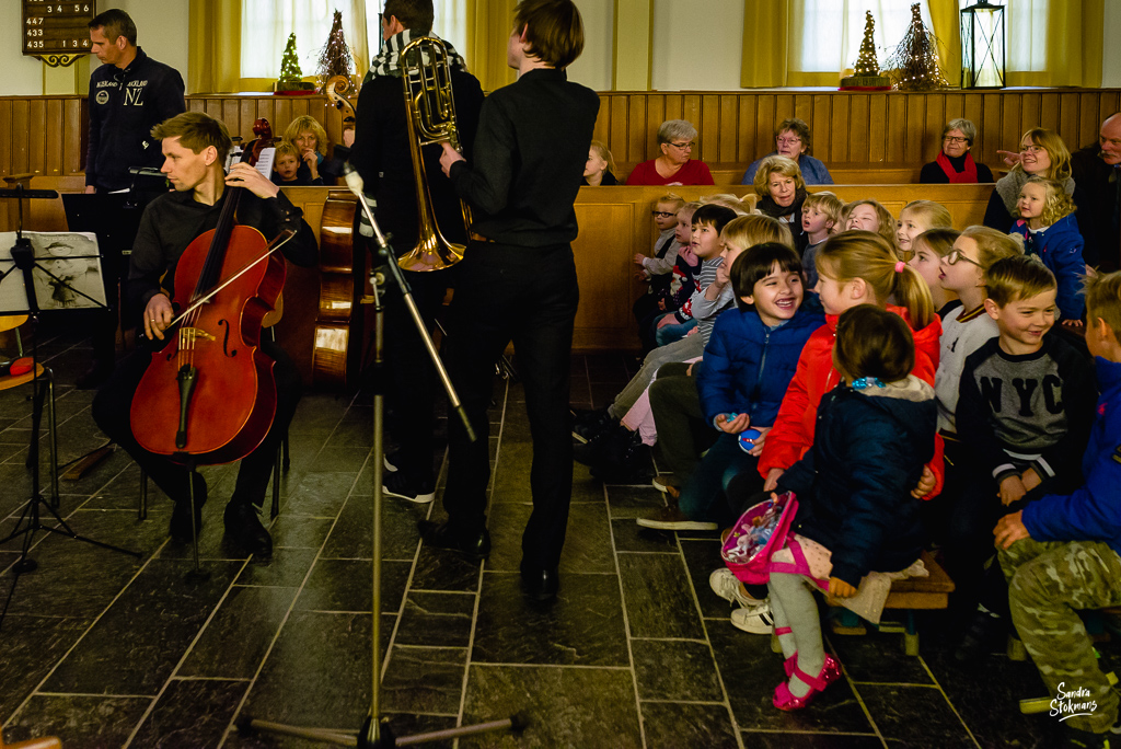 Binnenkomst musici Ridderkerks Symfonieorkest, Concert in Tienhoven fotograferen, documentaire reportage fotografie, foto door Sandra Stokmans Fotografie