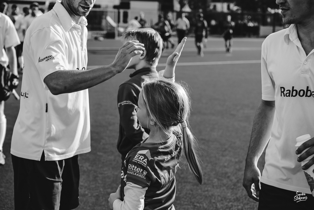 MHV Maarssen, handje geven, reportage Heren 1 door Sandra Stokmans Fotografie