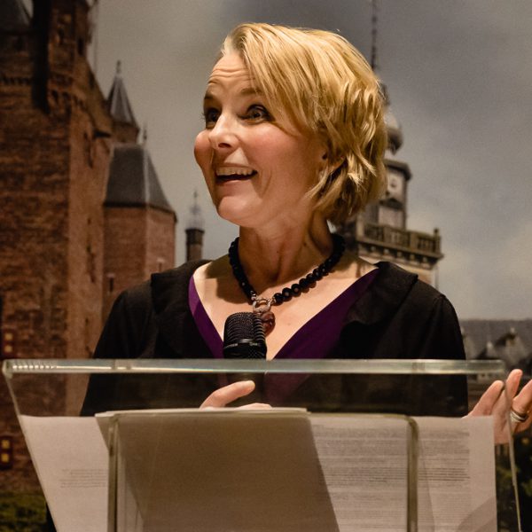 Welkomstwoord voor deelnemers Diploma uitreiking fotograferen, evenement fotografie, FMA Nyenrode Business Universiteit, foto door Sandra Stokmans Fotografie