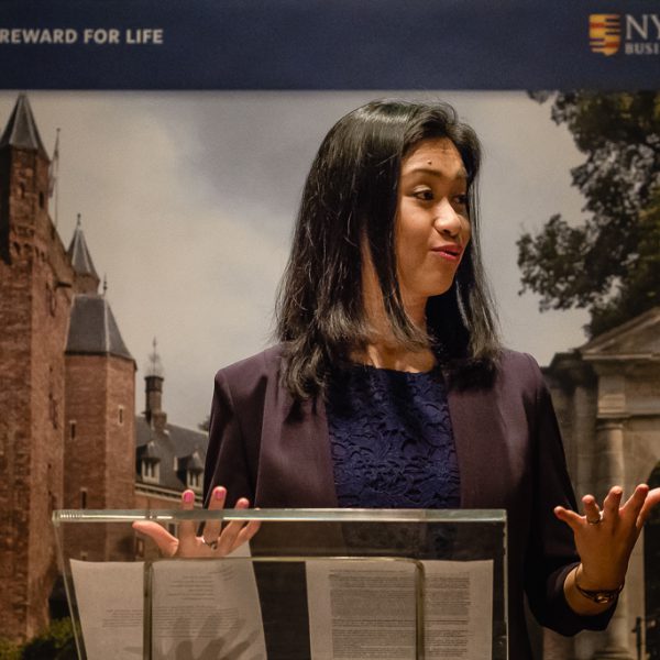 Welkomstwoord voor deelnemers Diploma uitreiking fotograferen, evenement fotografie, FMA Nyenrode Business Universiteit, foto door Sandra Stokmans Fotografie