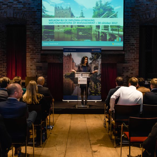 Welkomstwoord voor deelnemers Diploma uitreiking fotograferen, evenement fotografie, FMA Nyenrode Business Universiteit, foto door Sandra Stokmans Fotografie