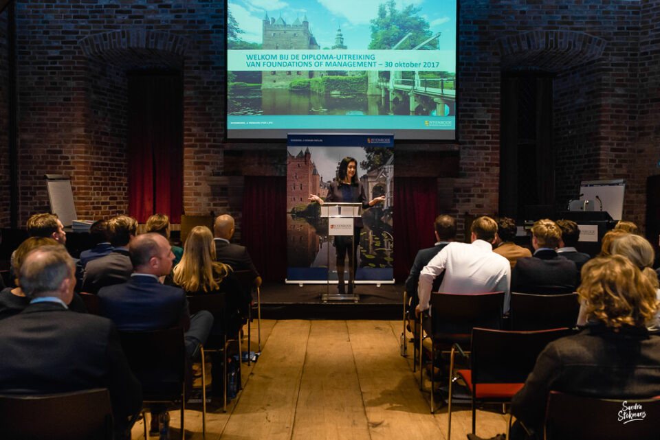 Welkomstwoord voor deelnemers Diploma uitreiking fotograferen, evenement fotografie, FMA Nyenrode Business Universiteit, foto door Sandra Stokmans Fotografie