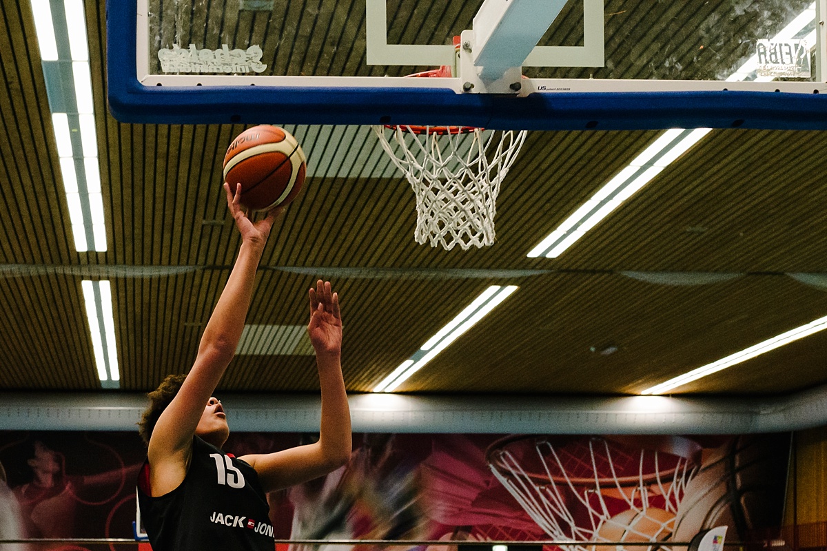 Gezinsfotografie, Day in the Life in Assen, basketballen, foto door Sandra Stokmans Fotografie