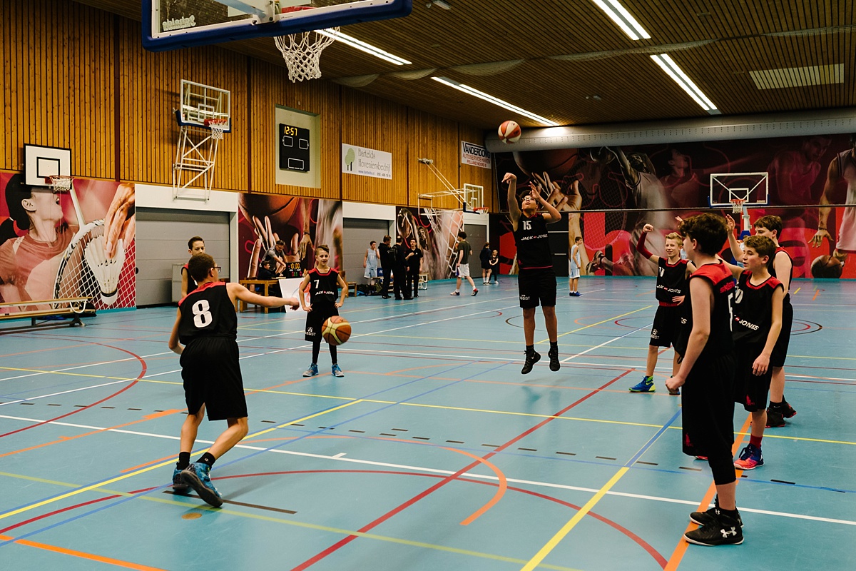 Gezinsfotografie, Day in the Life in Assen, basketballen, foto door Sandra Stokmans Fotografie