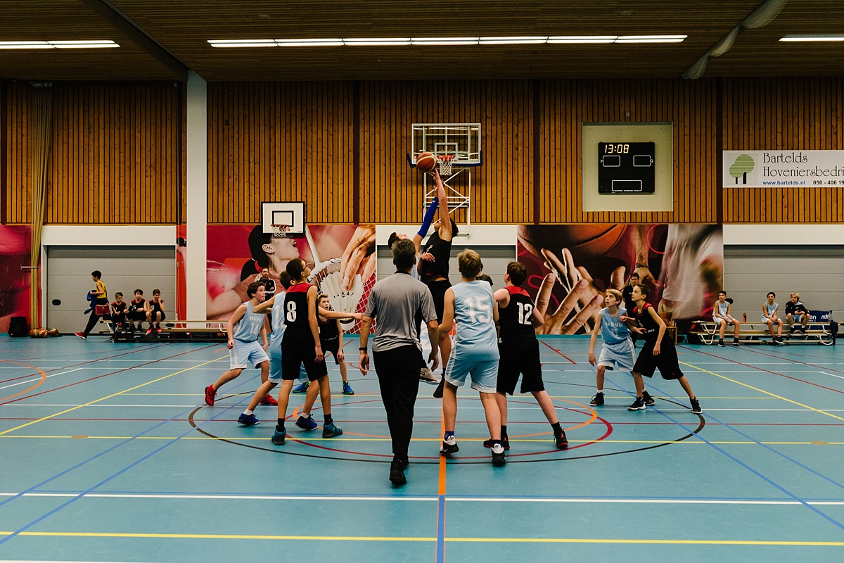 Gezinsfotografie, Day in the Life in Assen, basketballen, foto door Sandra Stokmans Fotografie