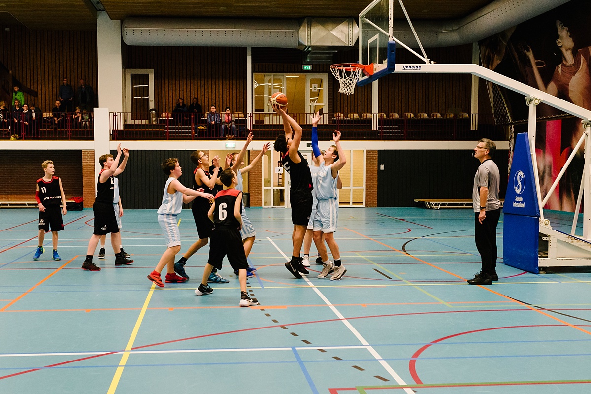 Gezinsfotografie, Day in the Life in Assen, basketballen, foto door Sandra Stokmans Fotografie