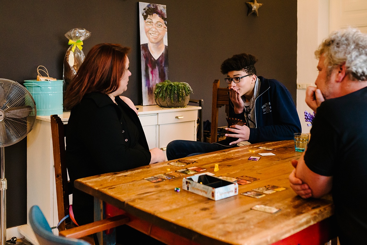 Gezinsfotografie, Day in the Life in Assen, spelletje spelen, foto door Sandra Stokmans Fotografie