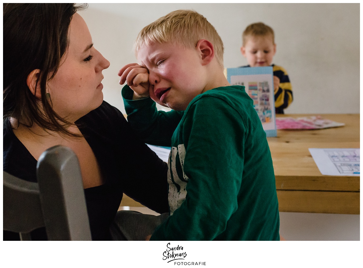 Project Hartekind door Sandra Stokmans Fotografie, documentaire familie fotografie, verdrietig jongetje