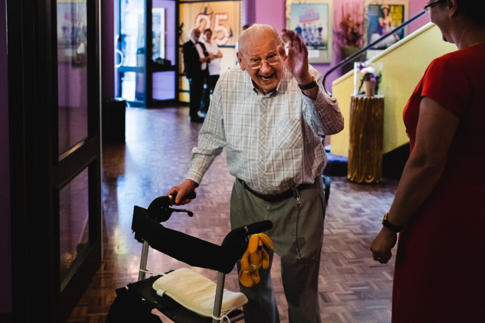 Blije bezoeker voorstelling Stichting Vier het Leven, evenement fotografie door Sandra Stokmans Fotografie