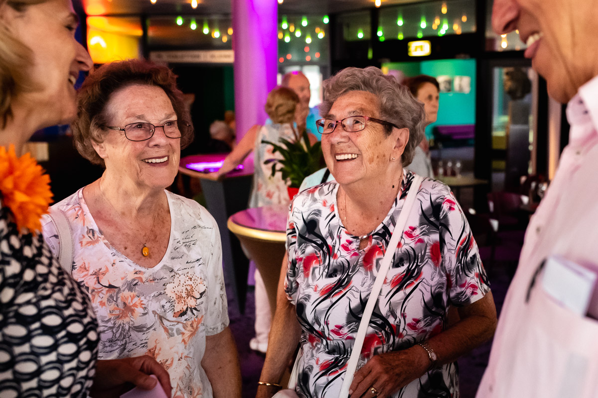 Blije gasten voorstelling Stichting Vier het Leven, evenement fotografie door Sandra Stokmans Fotografie