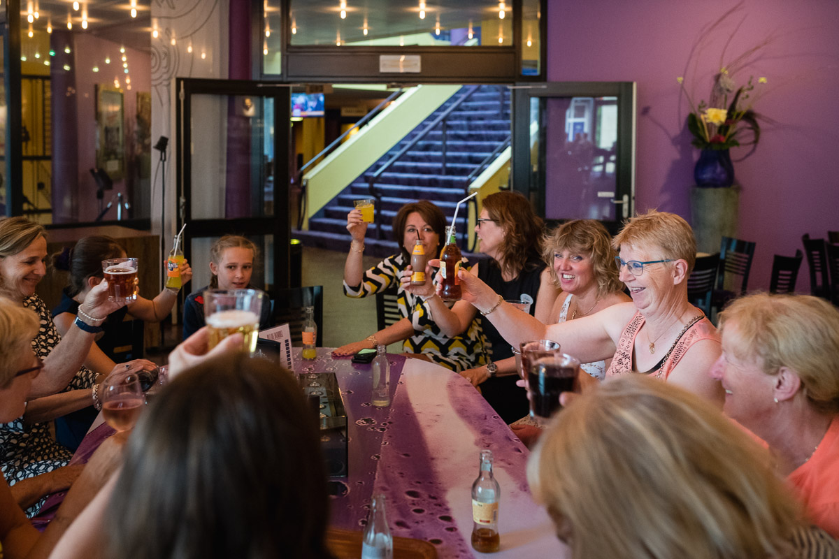 Day in the Life Ondernemer, Na de voorstelling met alle vrijwilligers nog een drankje doen, evenement Stichting Vier het Leven, foto door Sandra Stokmans Fotografie