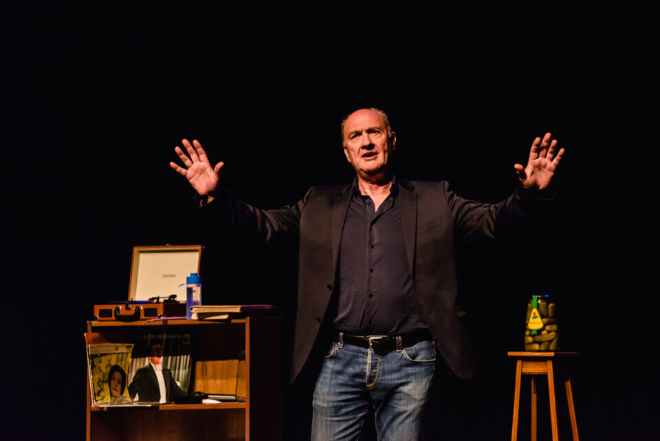 Henk Poort in zijn matineevoorstelling in de De Goudse Schouwburg voor Stichting Vier het Leven, foto Sandra Stokmans Fotografie