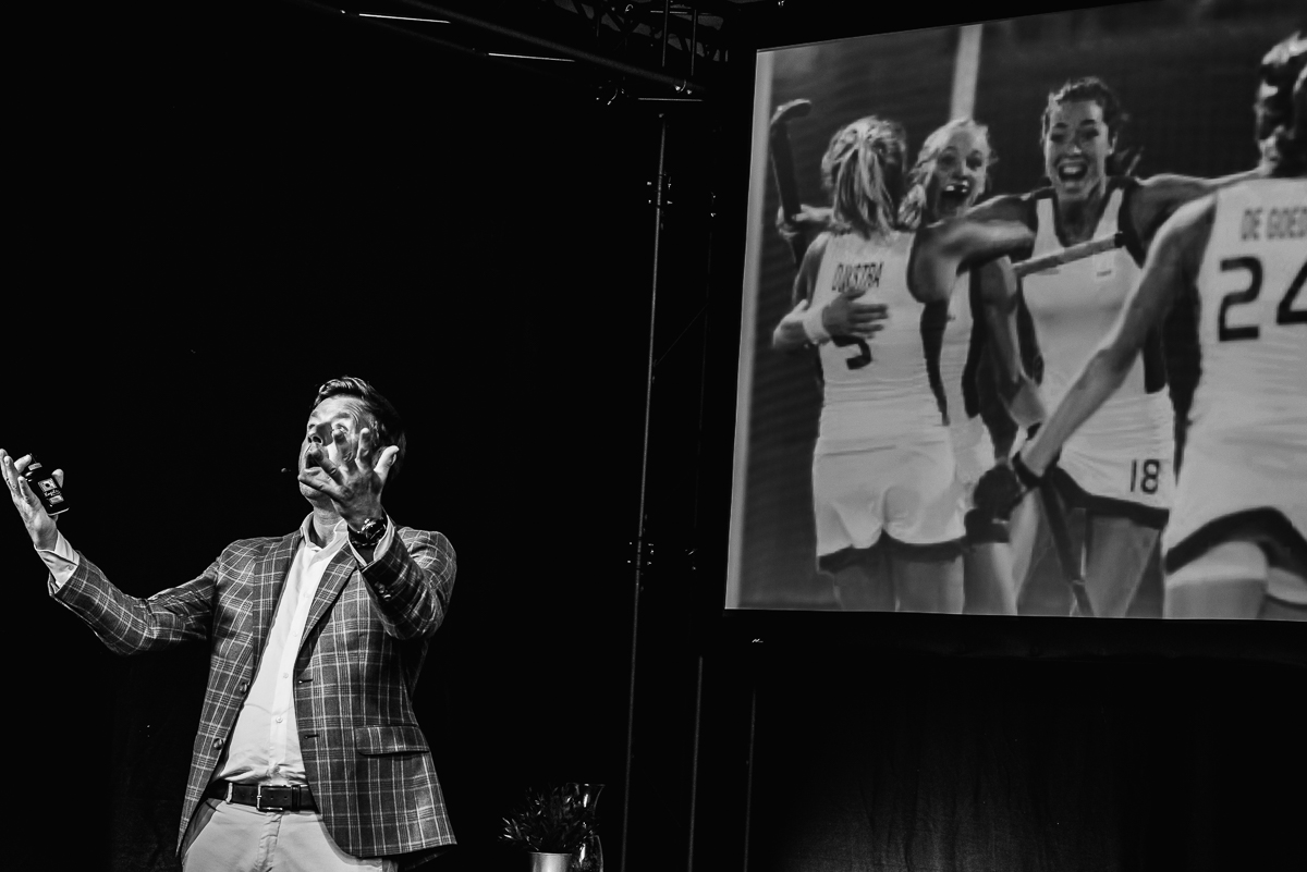 Marc Lammers vergelijkt het bedrijfsleven en topsport, foto door evenement fotograaf Sandra Stokmans