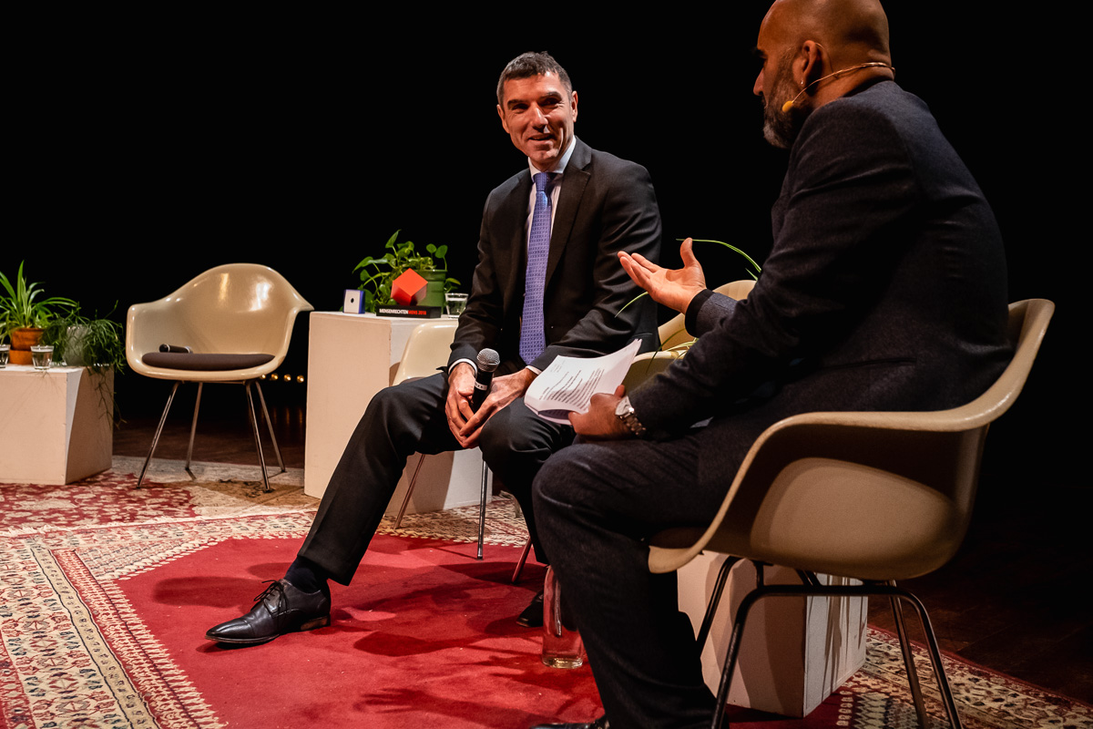 Staatsscretaris Paul Blokhuis in gesprek tijdens het MensenrechtenMens 2018 evenement in Utrecht met evenement fotograaf Sandra Stokmans