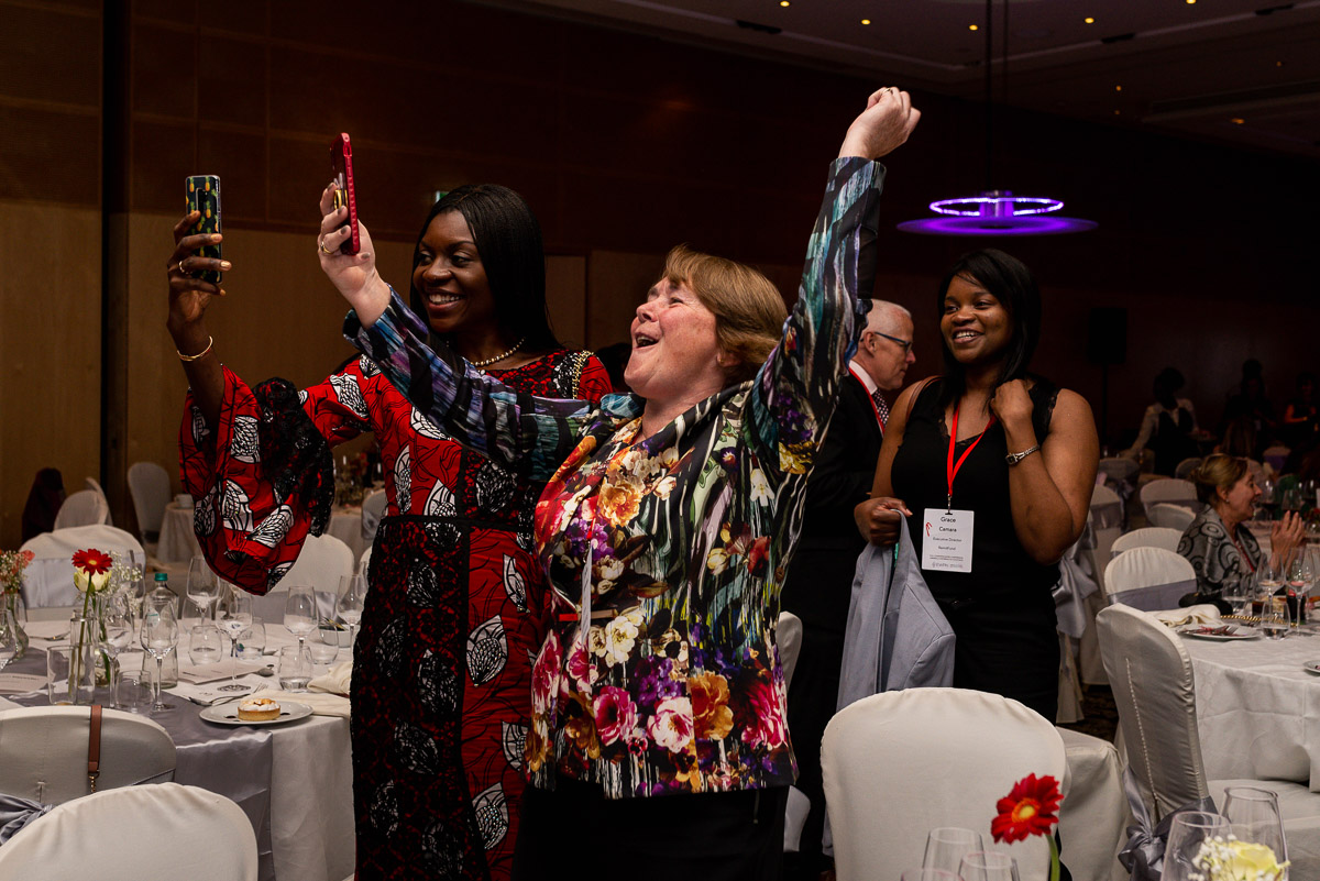 Charlie McMurdie having great fun, with event photographer Sandra Stokmans