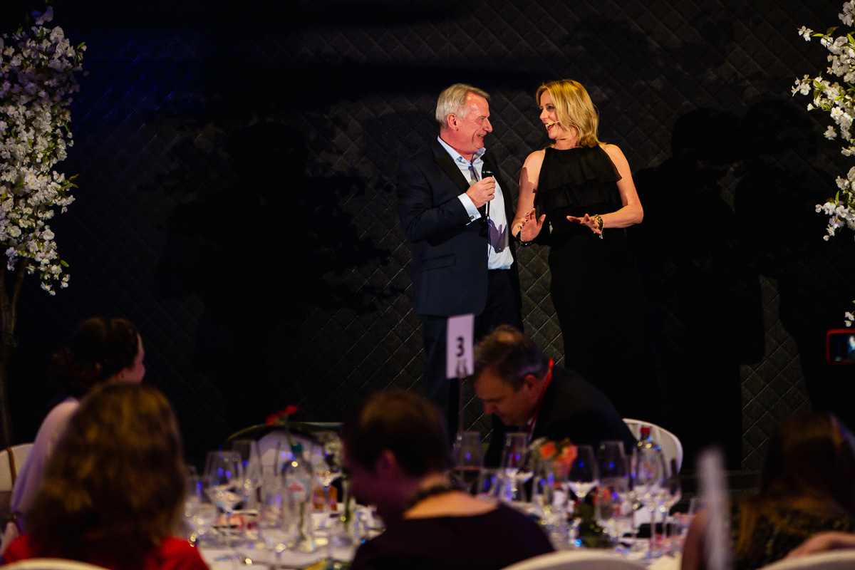 Conny Dorrestijn and Chris Skinner singing during the annual EWPN awards dinner, event photographer Sandra Stokmans