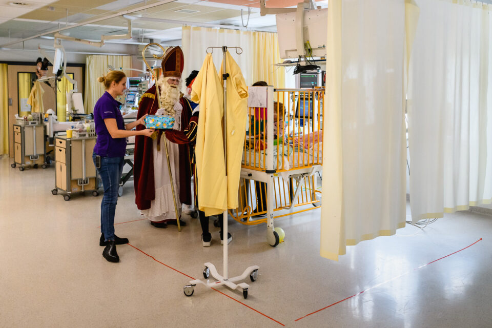 Ziekenhuisreportage, Sinterklaas op bezoek IC WKZ Utrecht, foto Sandra Stokmans Fotografie