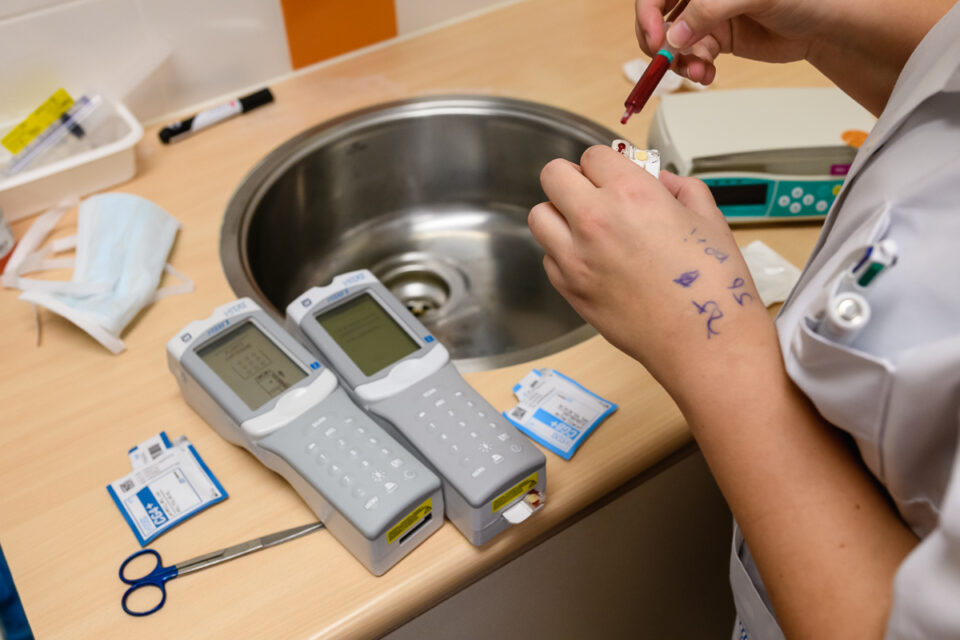 Ziekenhuis reportage, zorgfotografie, IC verpleegkundige aan het werk, Sandra Stokmans Fotografie