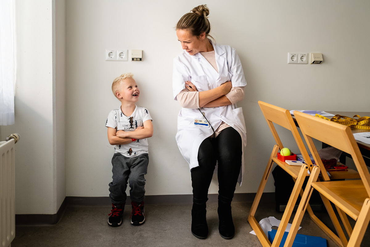 Ziekenhuisreportage-zorgfotograaf-kinderfysiotherapeut-Wilhelmins Kinderziekenhuis-Utrecht-Sandra-Stokmans-Fotografie_SSF2810