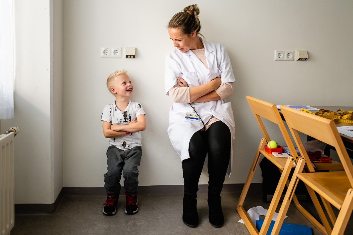 Documentaire reportage bij Maaike Sprong, kinderfysiotherapeut / onderzoeker van het Wilhelmina Kinderziekenhuis.