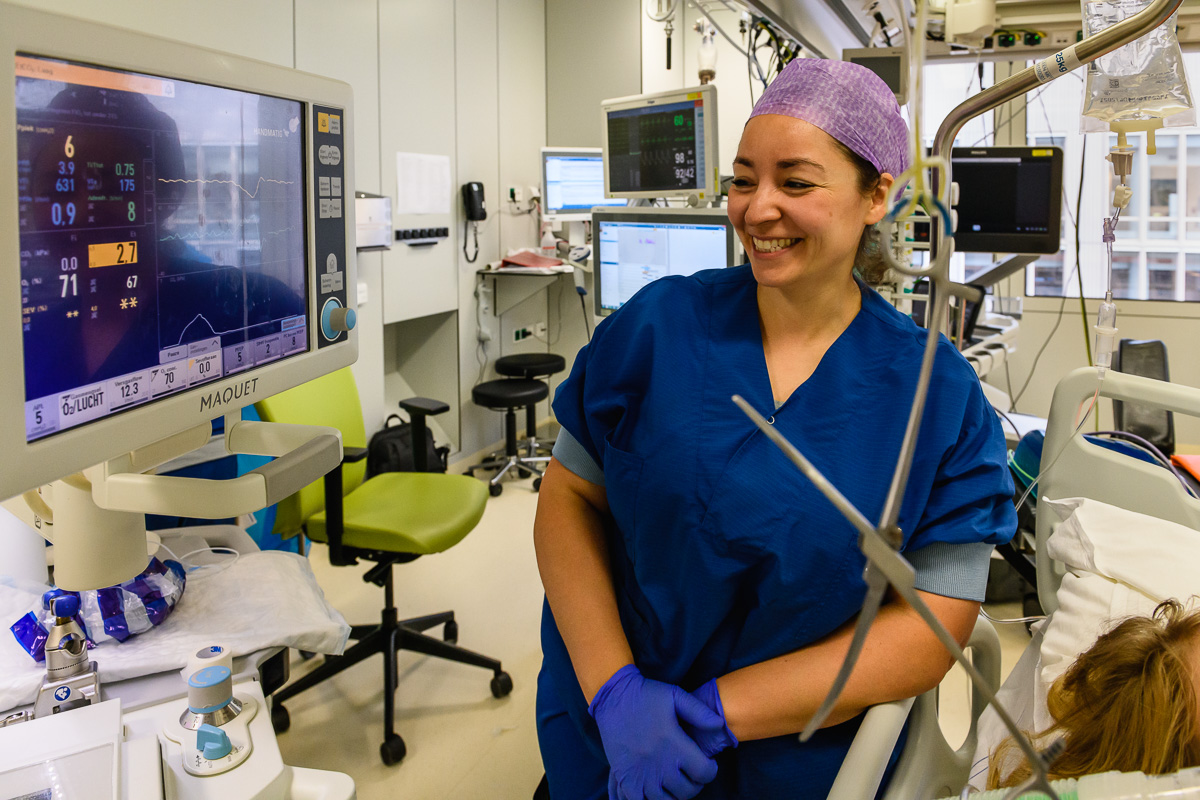 Ziekenhuisreportage, zorgfotografie, Portret van de anesthesioloog na afloop van de pacemakervervangingsoperatie in het Erasmus MC.