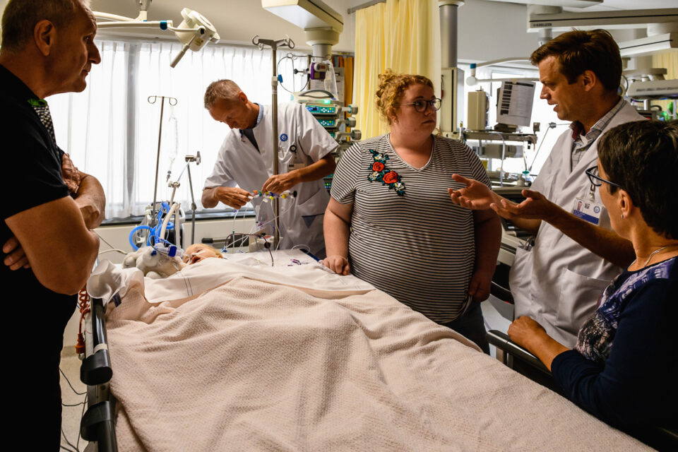 Ziekenhuisreportage, zorgfotografie, Kindercardioloog komt de ouders inlichten hoe de openhartoperatie gegaan is, WKZ in Utrecht, foto door Sandra Stokmans Fotografie