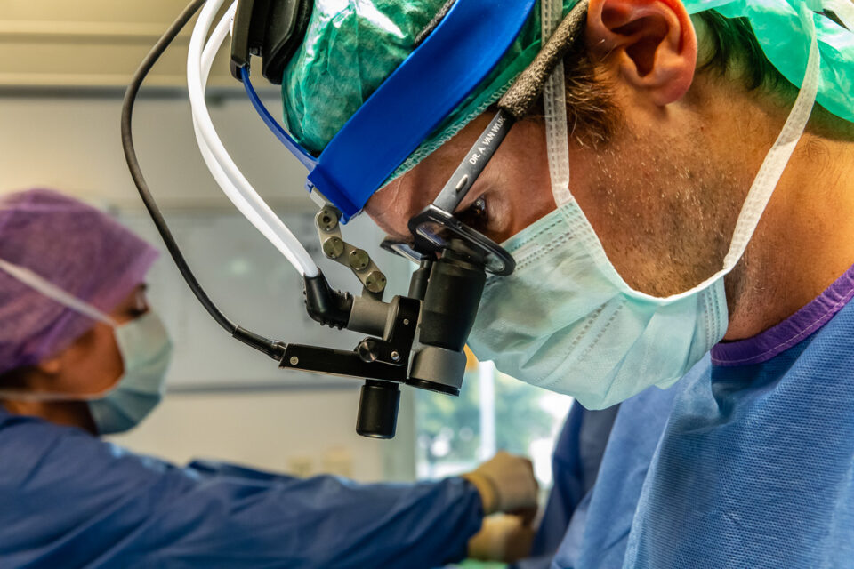 Kinderhartchirurg Dr. B. van Wijk tijdens de openhartoperatie van Hartekind Puck (11 maanden) in het Wilhelmina Kinderziekenhuis (WKZ) in Utrecht. Foto Sandra Stokmans Fotografie