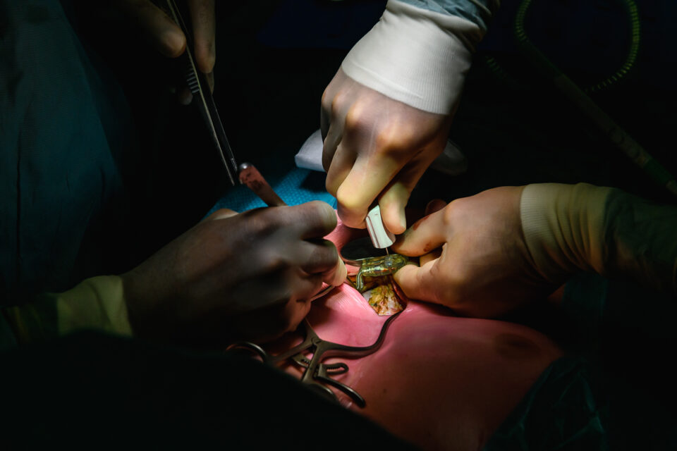 Zorgfotografie, pacemakeringsvervangingsoperatie Academisch Ziekenhuis Rotterdam, foto door Sandra Stokmans Fotografie