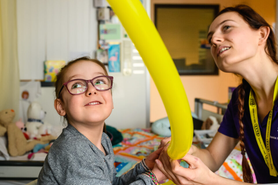Ziekenhuisreportage, zorgfotografie, pedagogische zorgmedewerker aan het werk in het WKZ Utrecht, foto door Sandra Stokmans Fotografie