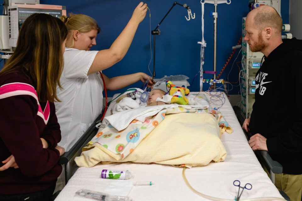 Ziekenhuis reportage, zorgfotografie, IC verpleegkundige aan het werk, Sandra Stokmans Fotografie