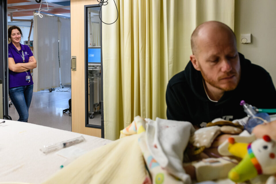 Zorgfotografie, documentaire fotografie van Hartekind baby na openhartoperatie in de ICU bij het WKZ te Utrecht, foto door Sandra Stokmans Fotografie