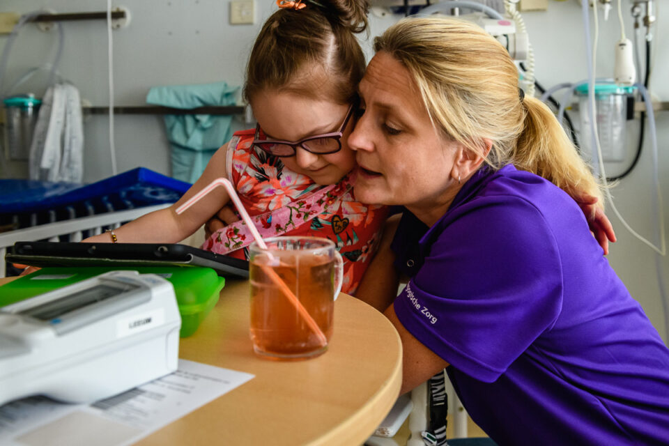 Tijdens een ziekenhuisreportage in het WKZ, Wilhelmina Kinderziekenhuis in Utrecht, een medisch pedagogisch zorgverlener aan het werk tijdens een Day in the Hospital door Sandra Stokmans Fotografie