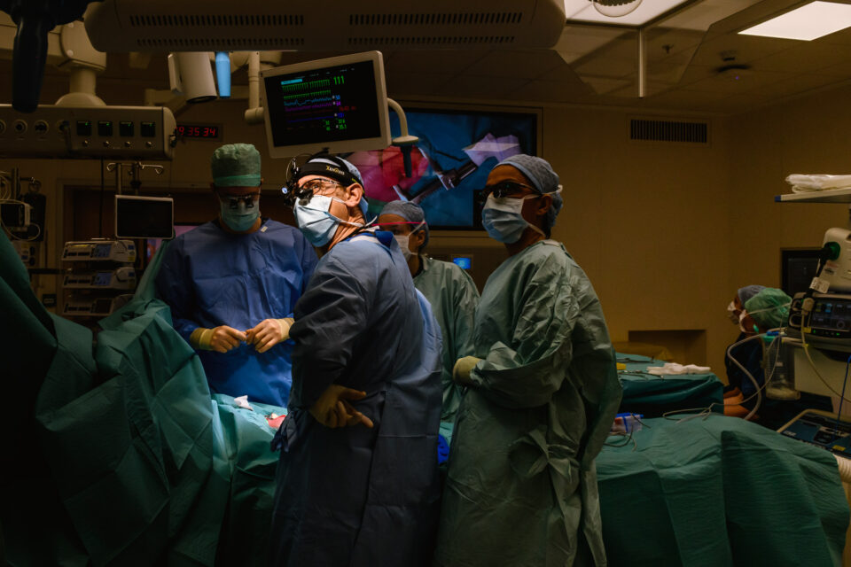 Topdokter Prof. dr. Mark Hazekamp aan het werk in het LUMC te Leiden