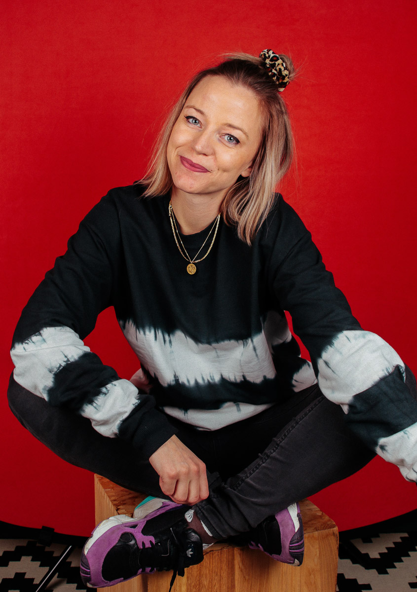 portret-fotografie-zakelijke-foto-Sandra-Stokmans-fotografie-Maarssen-Utrecht-Amsterdam-achtergrond-rood