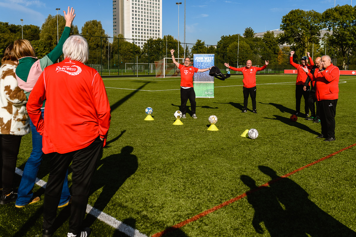 Event- en reportagefotografie bij een van de maatschappelijke activiteiten van FC Utrecht OldStars en John West. 