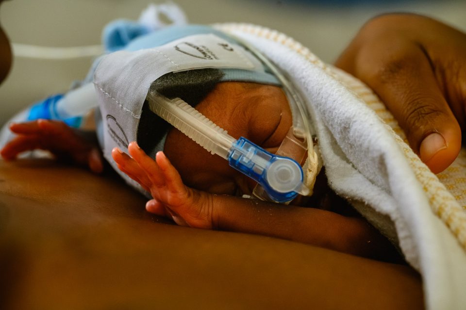 Dat handje. Zo lief. zo zoet. Kangaroo care. Skin to Skin met mama. Voor de beeldbank van UMC Utrecht - WKZ