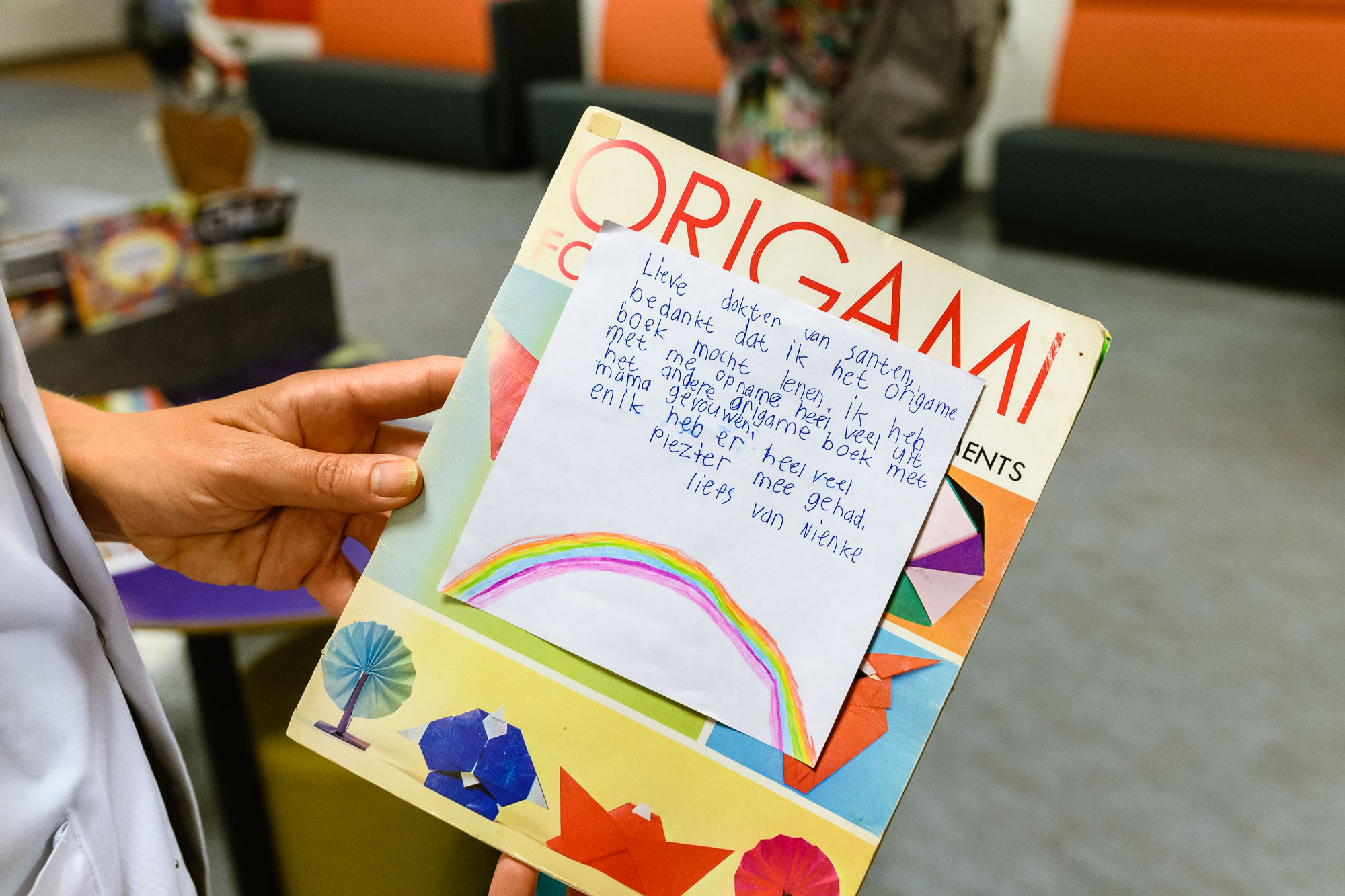 Nienke bracht het geleende origami-boekje terug en had daar een prachtig briefje voor de dokter bij geschreven. Beeldbank UMC Utrecht en WKZ polikliniek bezoek.
