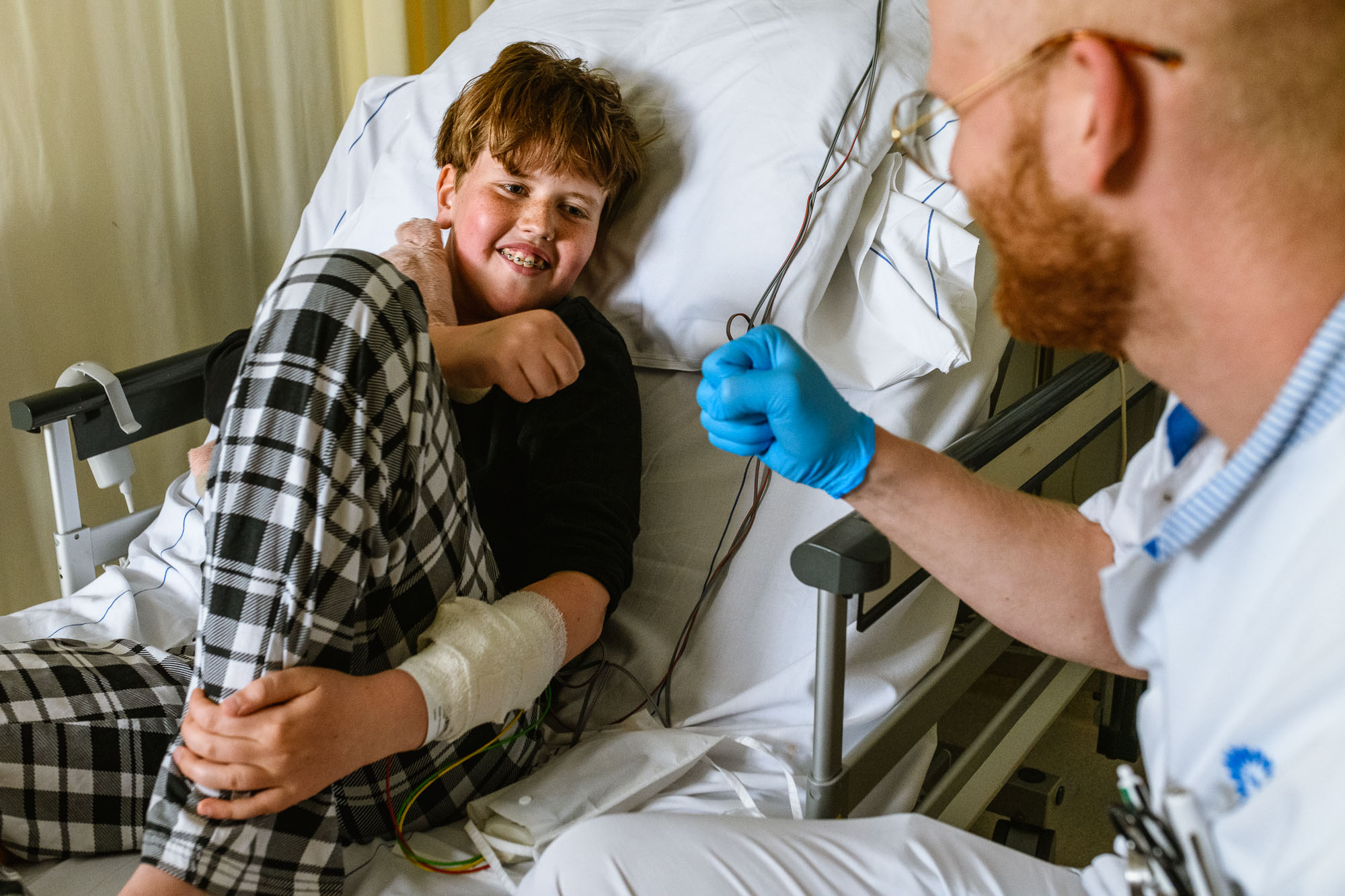 Voor de beeldbank van het UMC Utrecht en WKZ heb ik een zorgreportage gedaan en deze vriendelijke kinderverpleegkundige aan het werk vastgelegd.