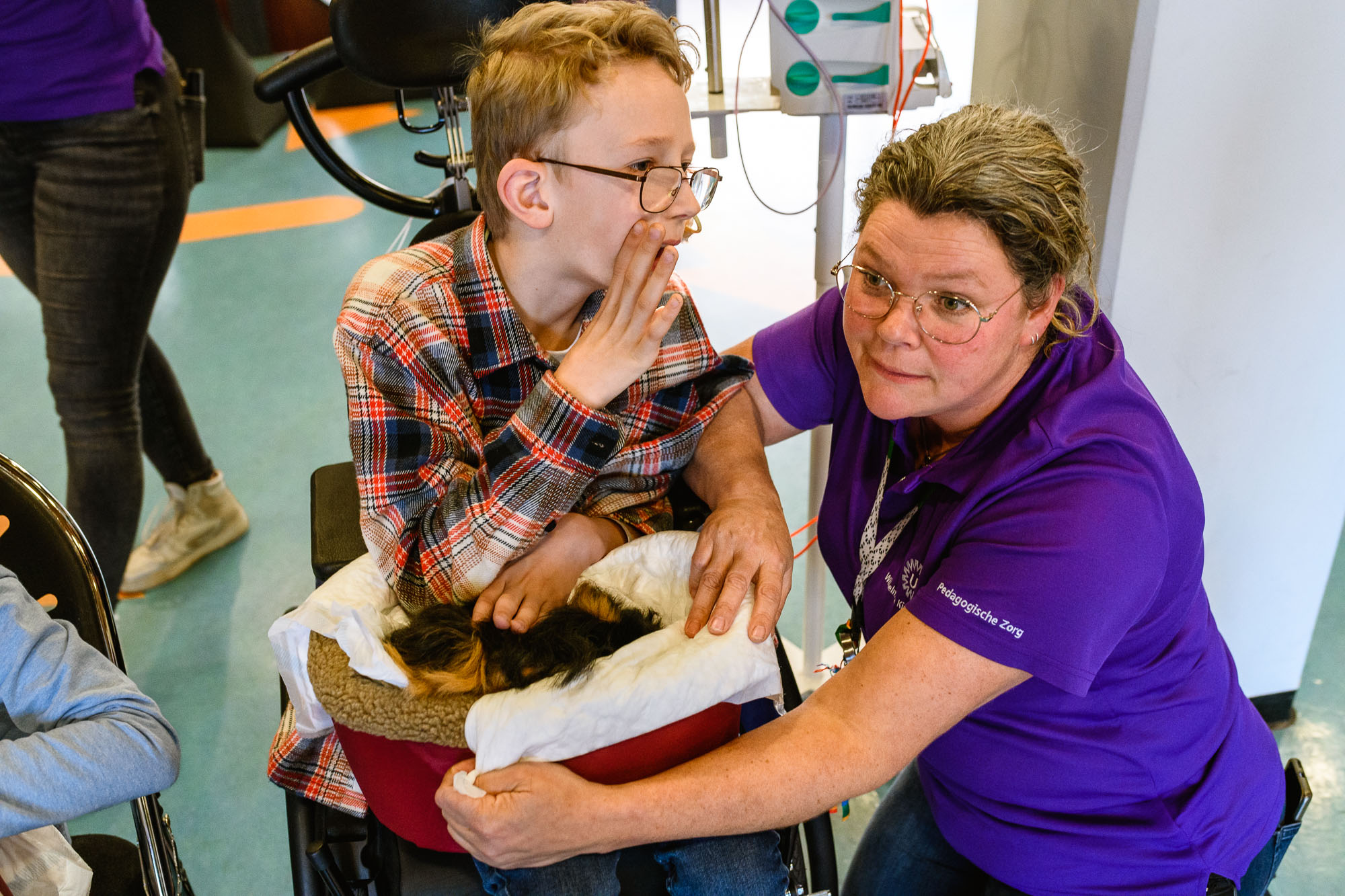 Beeldbank ziekenhuis WKZ en dierenproject. Jongentje met medisch pedagogisch zorgverlener.