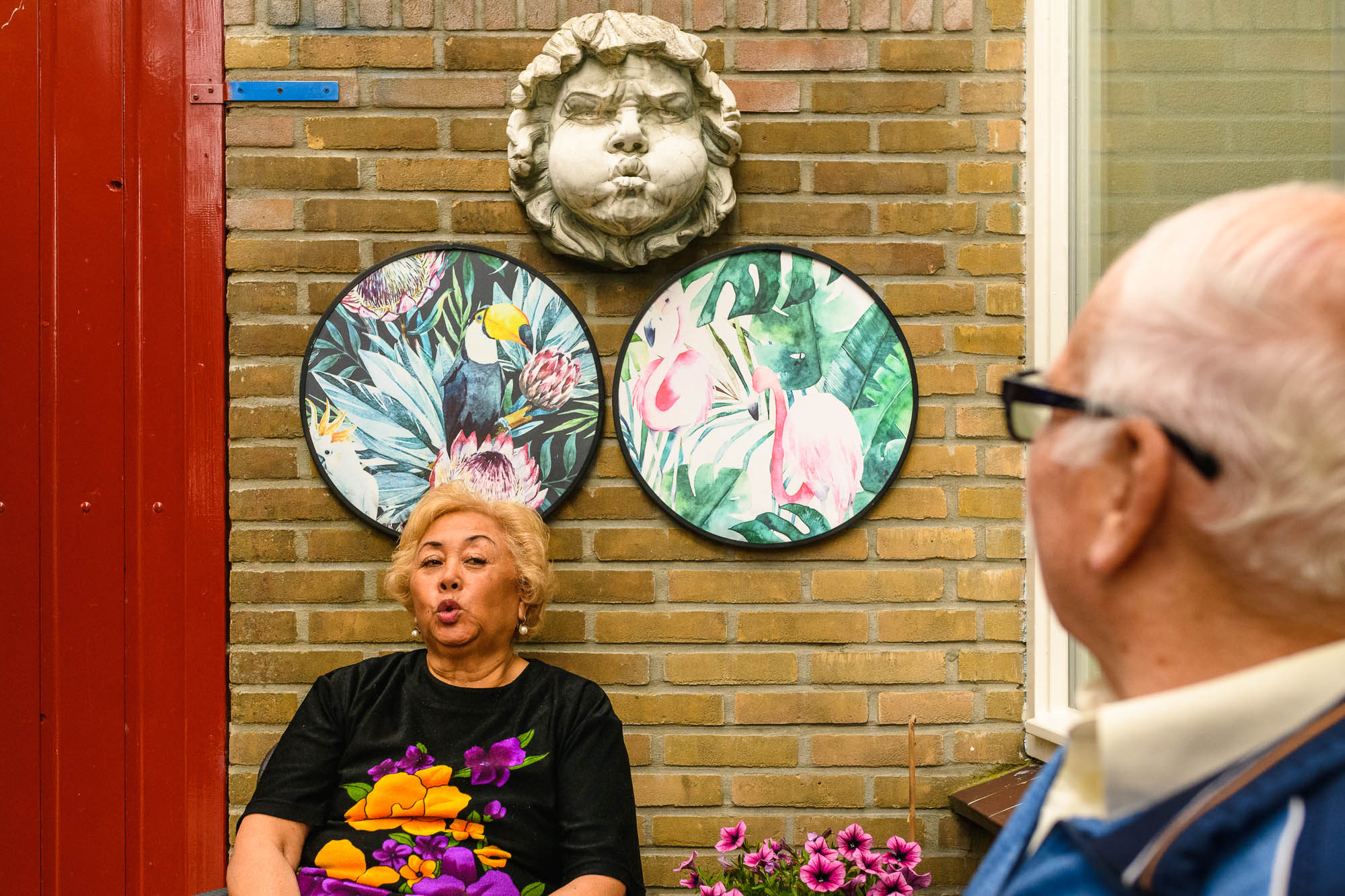 Tijdens het vastleggen van een deel van hun dagelijkse routine gebeurde er dit grappige moment. Zowel Sylvia als het beeld boven haar blazen uit.