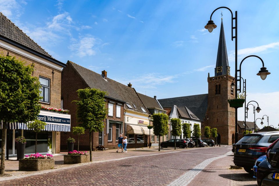 Koppel wandelt door het historische dorpskern van Lexmond tijdens een documentaire reportage voor de beeldbank van woningcorporatie Fien Wonen