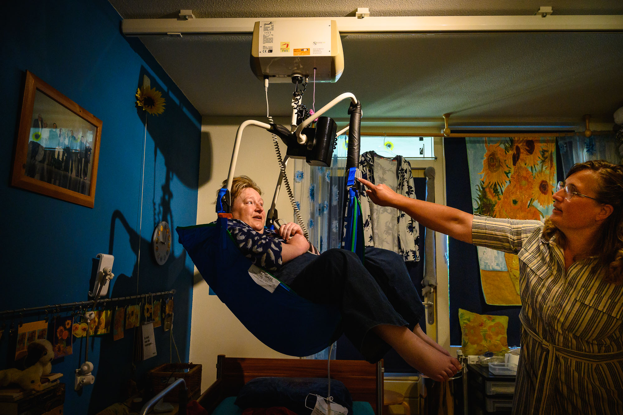 Jeanine vind het goed (en leuk) dat ik haar ochtend routine kom vastleggen waarin ze uit bed wordt getakeld, ze geholpen wordt met wassen, haar doen en aankleden, én later op de ochtend fysiotherapie krijgt.