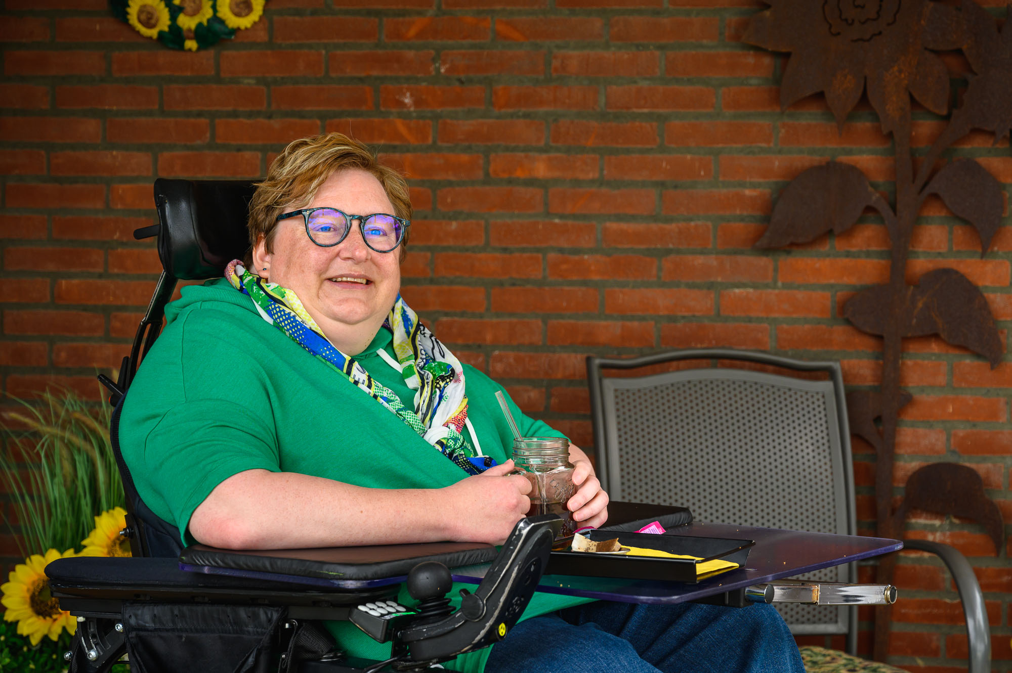 Jeanine, de bewoner met de grote voorliefde voor zonnebloemen is inmiddels helaas overleden. Ik ben dankbaar dat ik deze stralende vrouw, die volop in het leven stond en van de kleine momenten zo kon genieten, nog op de foto mocht zetten.