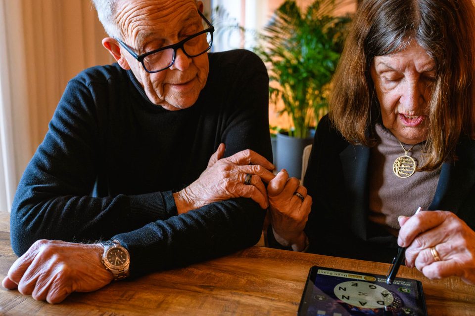 Een paar van mijn favoriete momenten leg ik vast bij dit koppel. Op deze foto een bijna achteloze lieve aanraking.