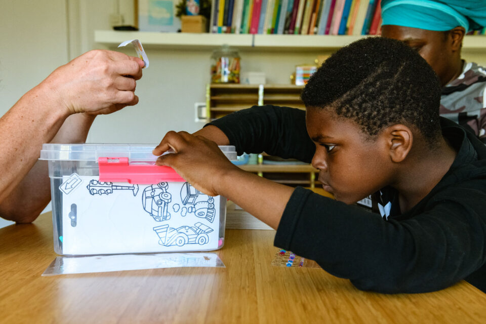 Utrechtse pedagoog Roos tijdens een behandeling met een client. Een foto gemaakt tijdens de personal branding reportage voor foto's voor website en beeldbank.