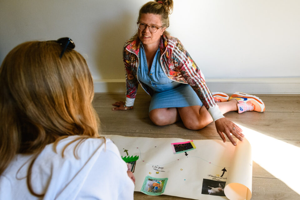 Personal Branding fotoreportage waarbij Utrechtse pedagoog Eva bezig is met een client op het gebied van jeugdhulp en behandeling.
