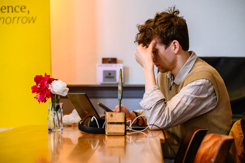 Naast de spontane, vrolijke momenten is er ook ruimte voor de serieuze kant van het studeren.